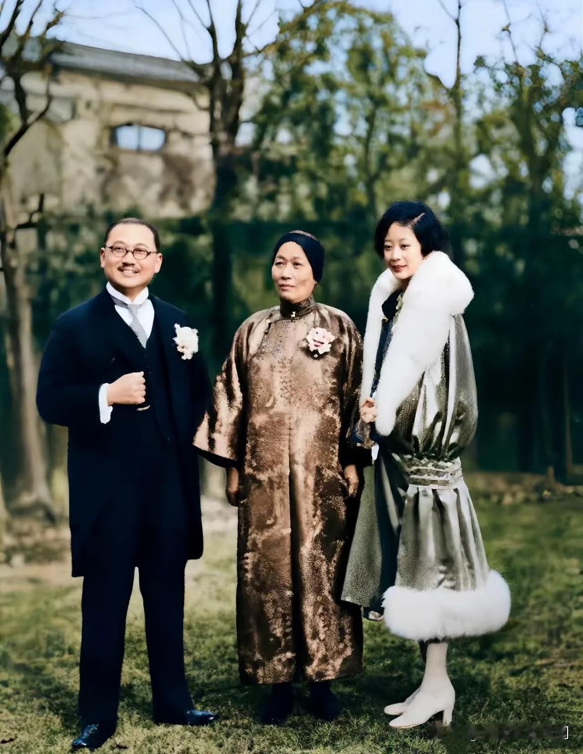 1928年，新婚不久的宋子文与张乐怡及母亲倪桂珍的一张珍贵合影。倪桂珍作为家长站