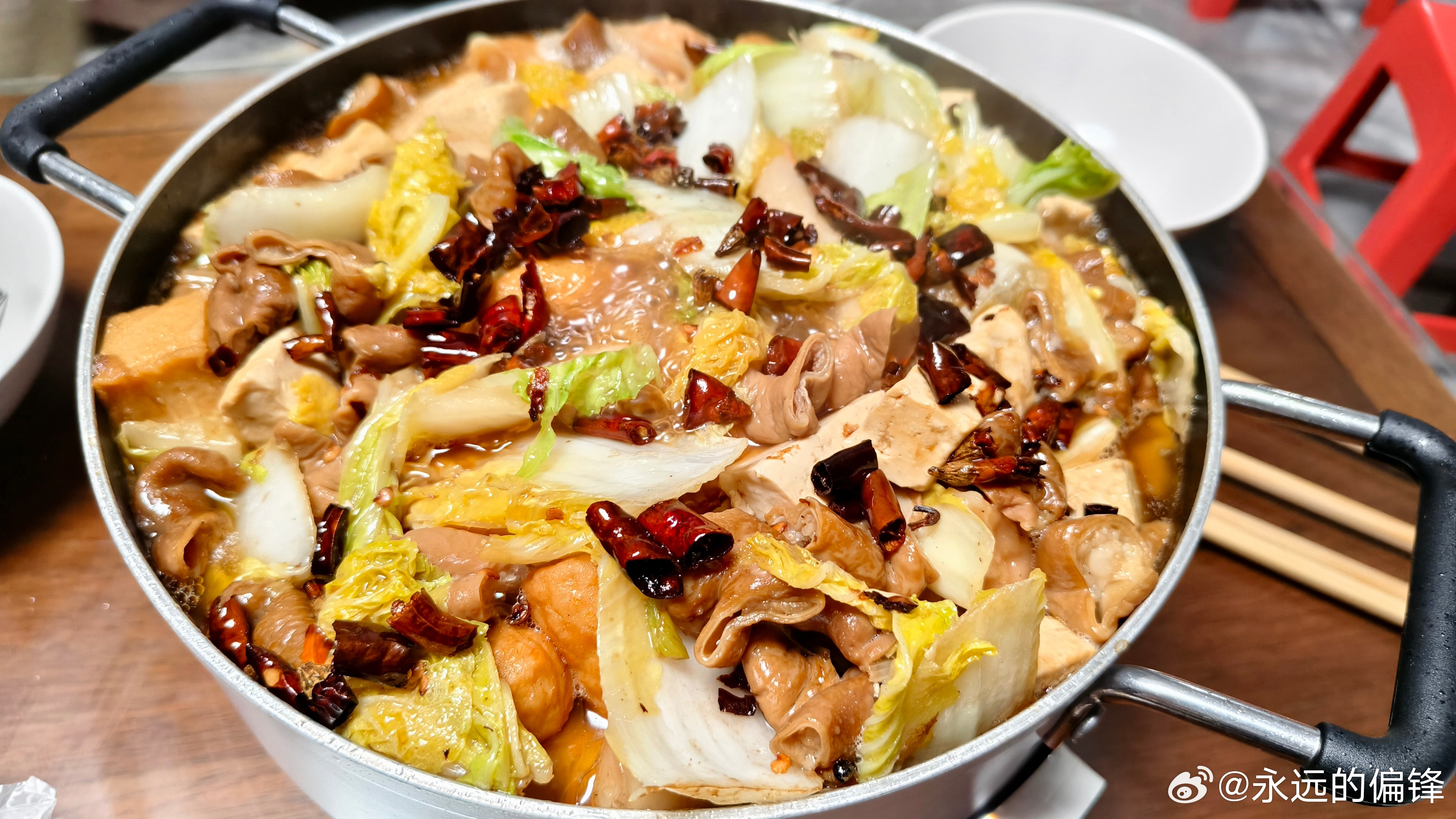 冬天来了，不需要技术，做一锅好吃的大肠（猪肚）白菜豆腐丸子锅。配件很简单，白菜豆