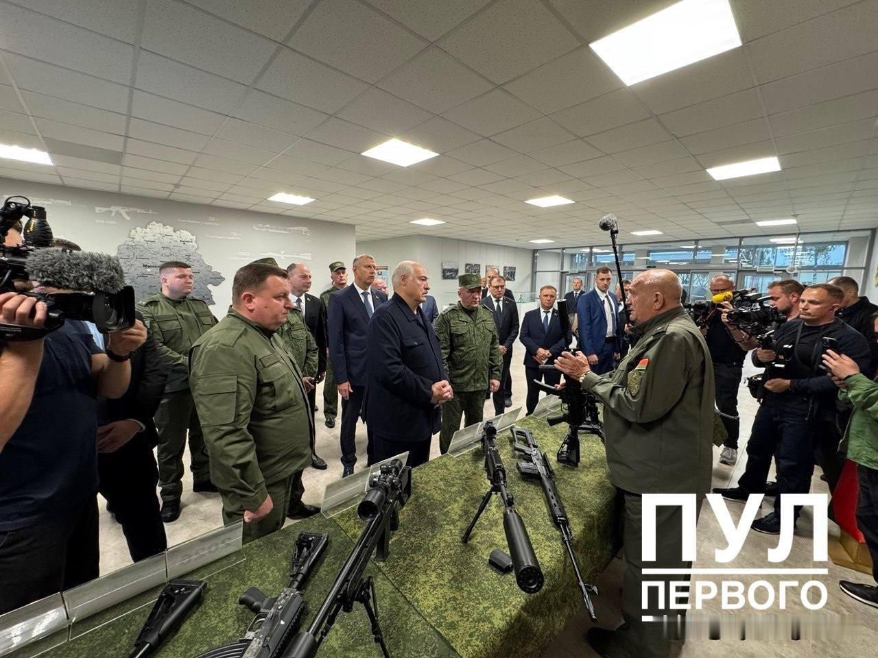 🇧🇾卢卡申科收到了他的第一支白俄罗斯国产突击步枪作为礼物。白俄罗斯总统收