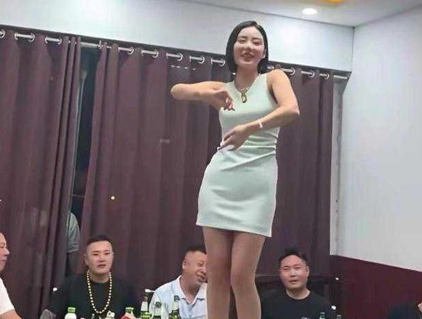 姑娘，你这么能折腾，站在饭桌上热舞，有没有想过你老公看到会怎么想？宴席上满桌酒菜
