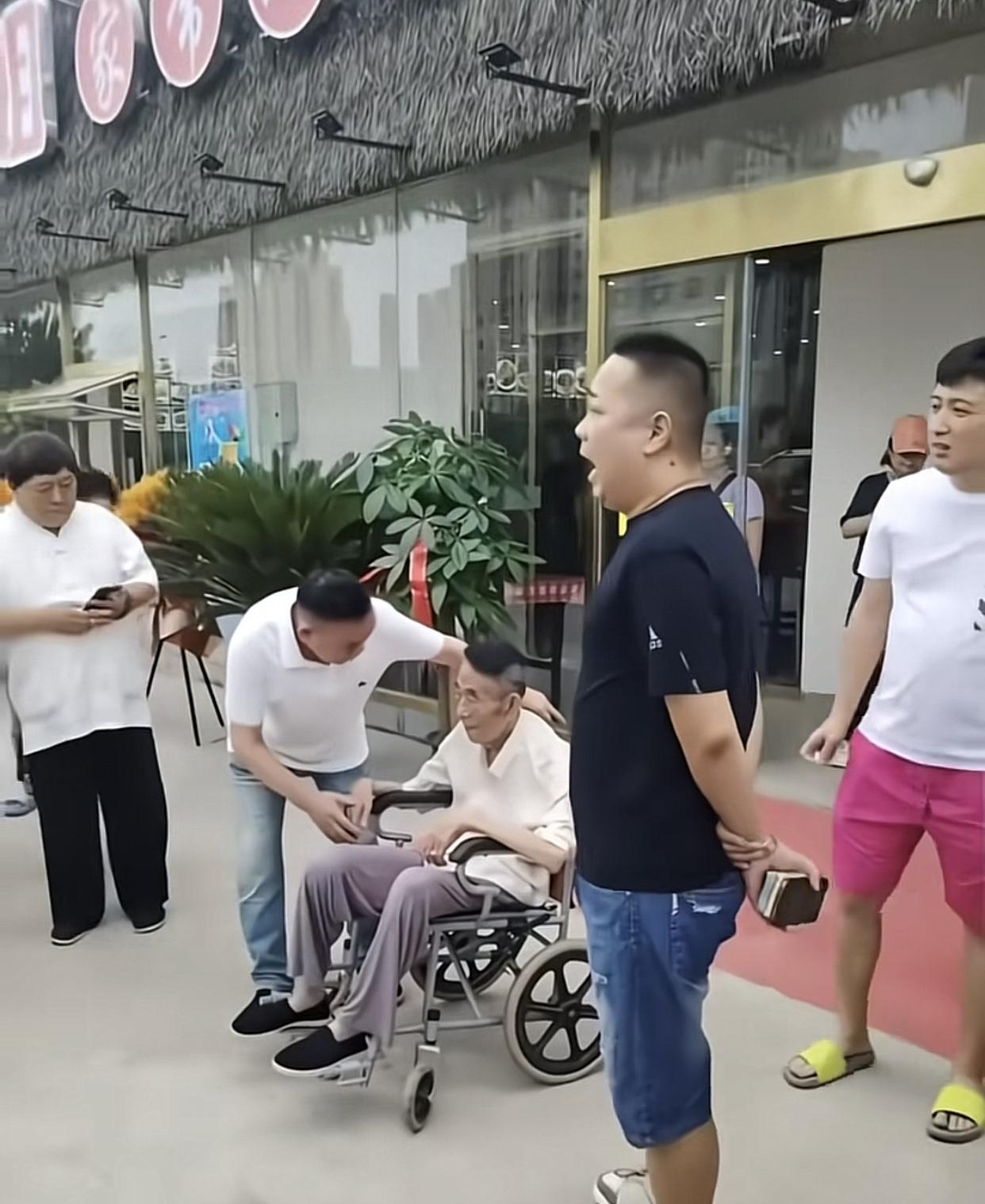 7月7日医院下了病危通知，8日身体状态稍微好点，9日去剪彩，上午剪完彩，下午就走