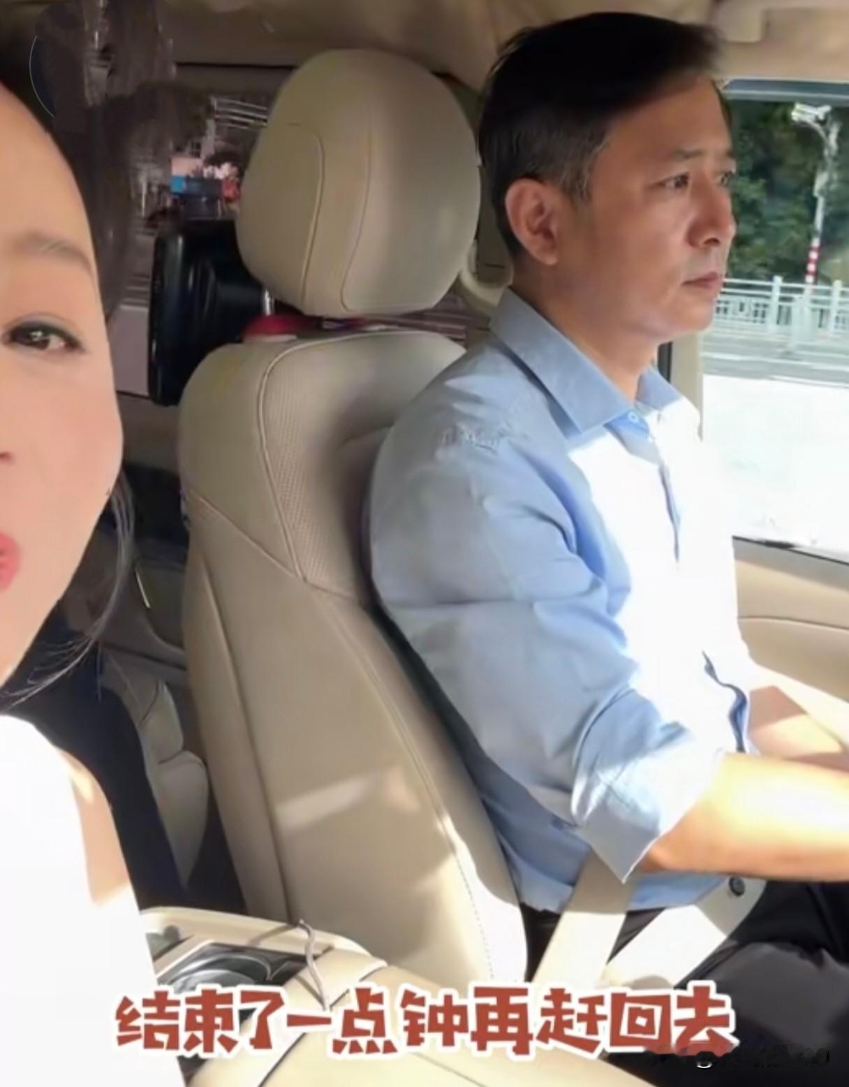 50岁的高鑫，因扮演陆尓豪和苏明成，红的发紫。如今被老婆王一楠调侃，白头发太多，