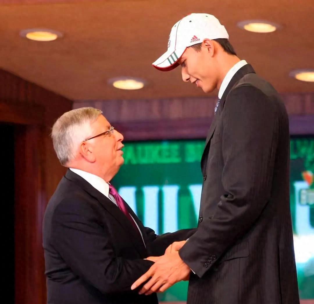 中国男篮新希望杨瀚森的NBA选秀之路，正在上演一场华丽的资本营销秀。易建联当年