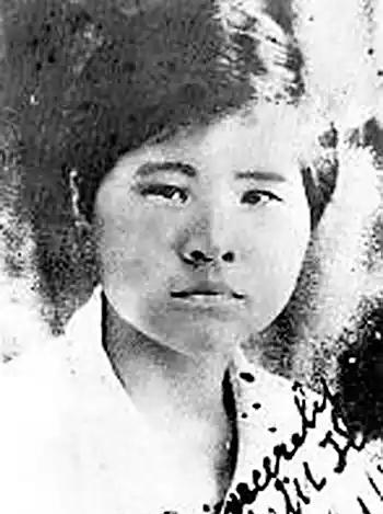 1940年，双枪李林被日军围攻，即使身受重伤，她依然拿起双枪“啪，啪，啪…”几下