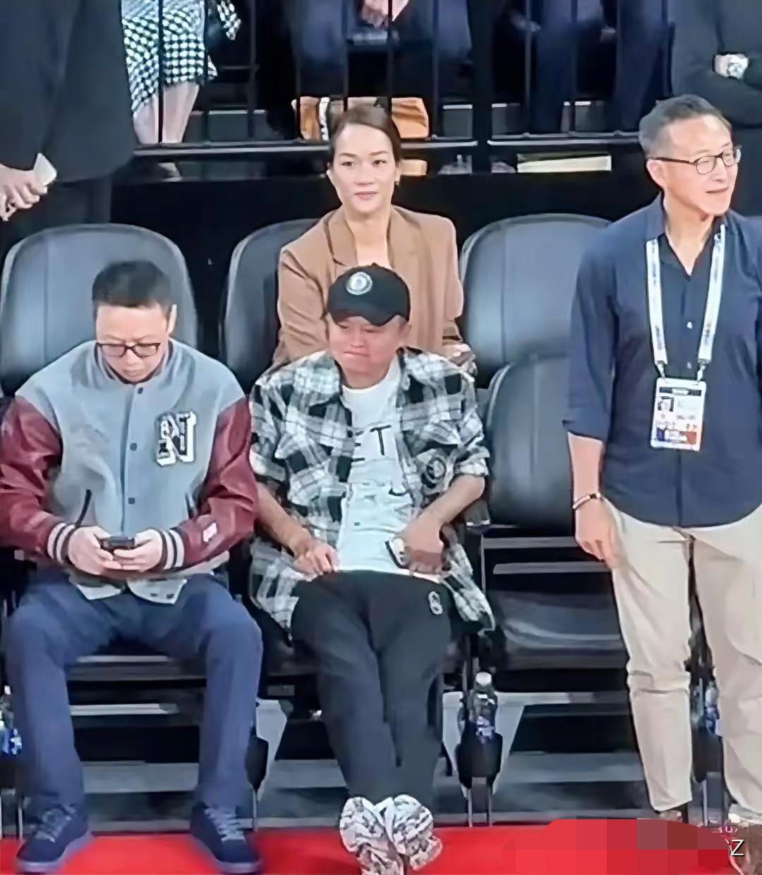 马云观看NBA比赛从坐姿看轻松了释怀了来去自由了他旁边的蔡崇庆作为篮网队