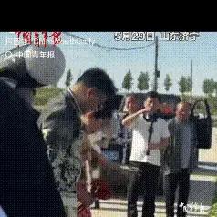 “看哭了！”山东济宁，新娘出嫁那天，经过母亲墓地时，拉着新郎给已过世的母亲磕头，