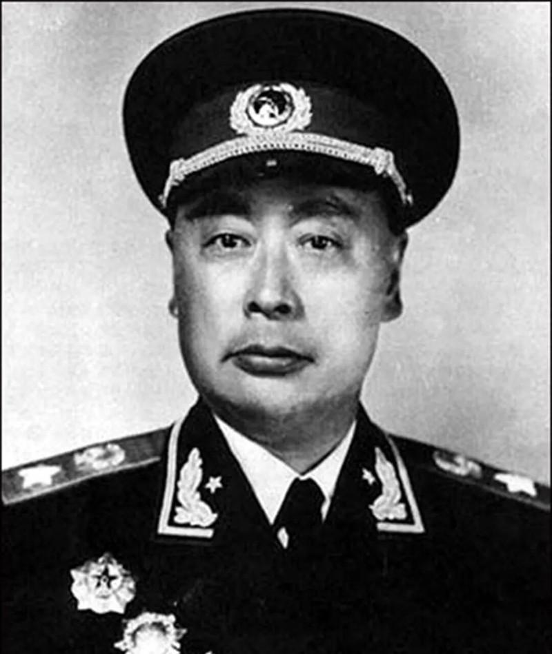 陈毅是个特殊人物。不然他也当不了华野司令员兼政委，当不了上海市长，当不了外交部