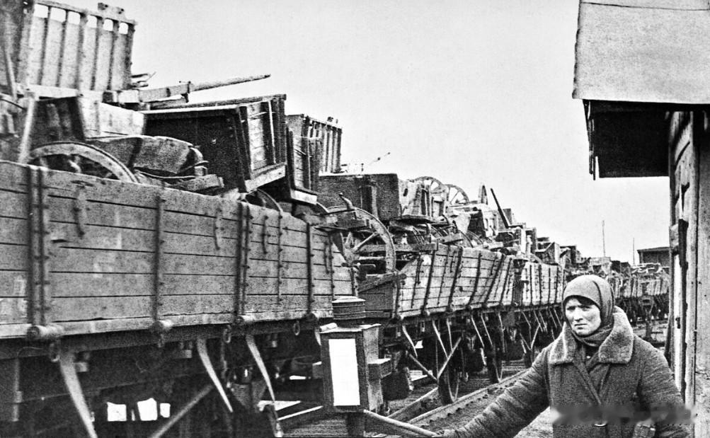 在战争初期苏联工业向东转移的过程当中，由于前线急需武器弹药，所以很多的苏联军事工