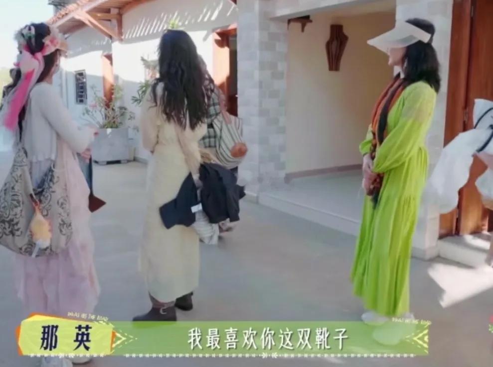 在节目中，那英一眼就相中了张晚意的靴子，忍不住夸赞道：“我最喜欢你这双靴子，真好