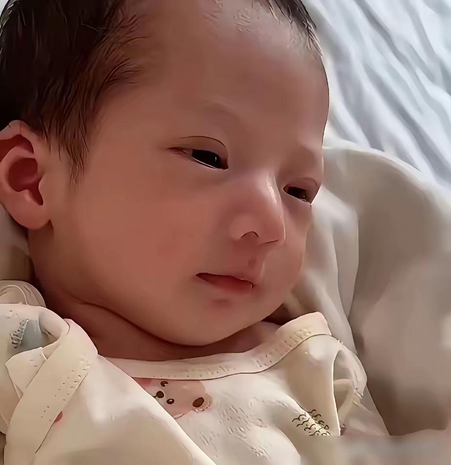 马筱梅这“好后妈”的招牌，怕是要被这夏令营的账给算歪了。汪小菲直播提孩子去