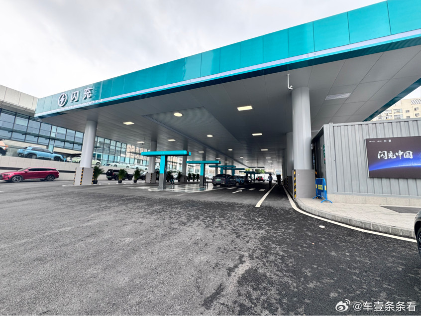 搭载闪充技术的又一款新车来了。4月3日，比亚迪2026款海豹06GT新车交付仪式