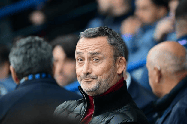 尼斯前锋莫菲被极端球迷连殴十拳+爆头;总监莫里斯则被追打