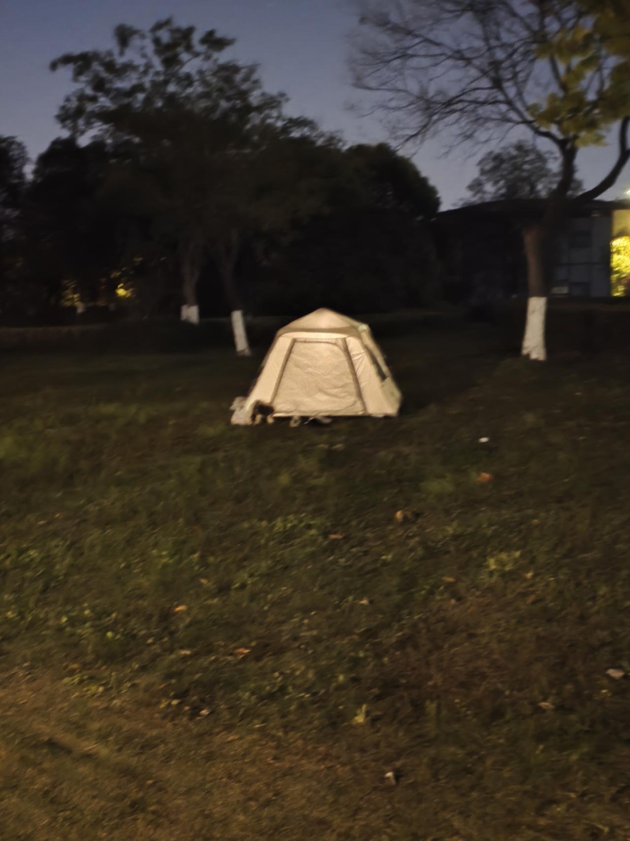 晚上野战吗？年轻人买房和不买房，哪个幸福年轻人住帐篷旅游是图新鲜还是为省钱以