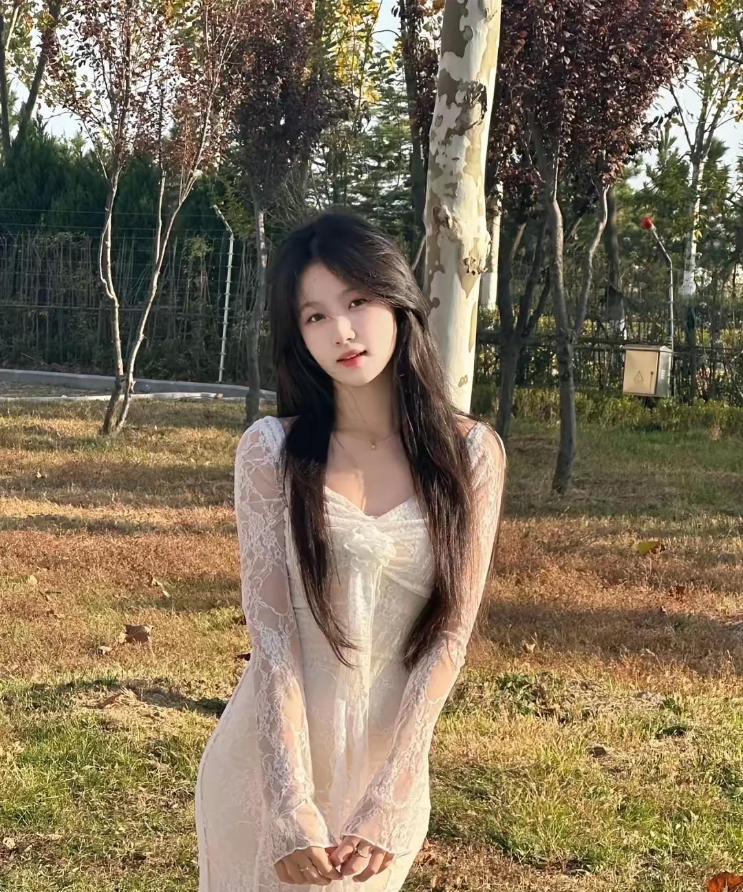 秋日暖阳下，温柔少女与自然相伴。