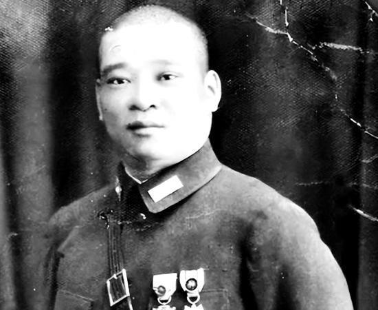 1948年，济南城外硝烟弥漫，吴化文阵前起义，部队改编后被委任军长。过了两年，吴