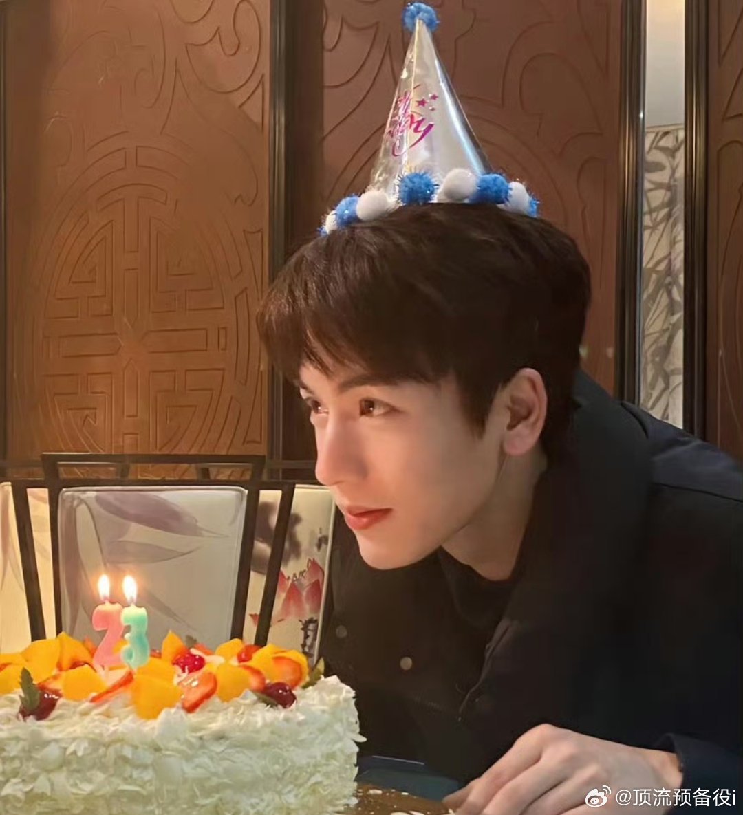 九年前张凌赫旧照瘦了好多但是仍见帅哥雏形