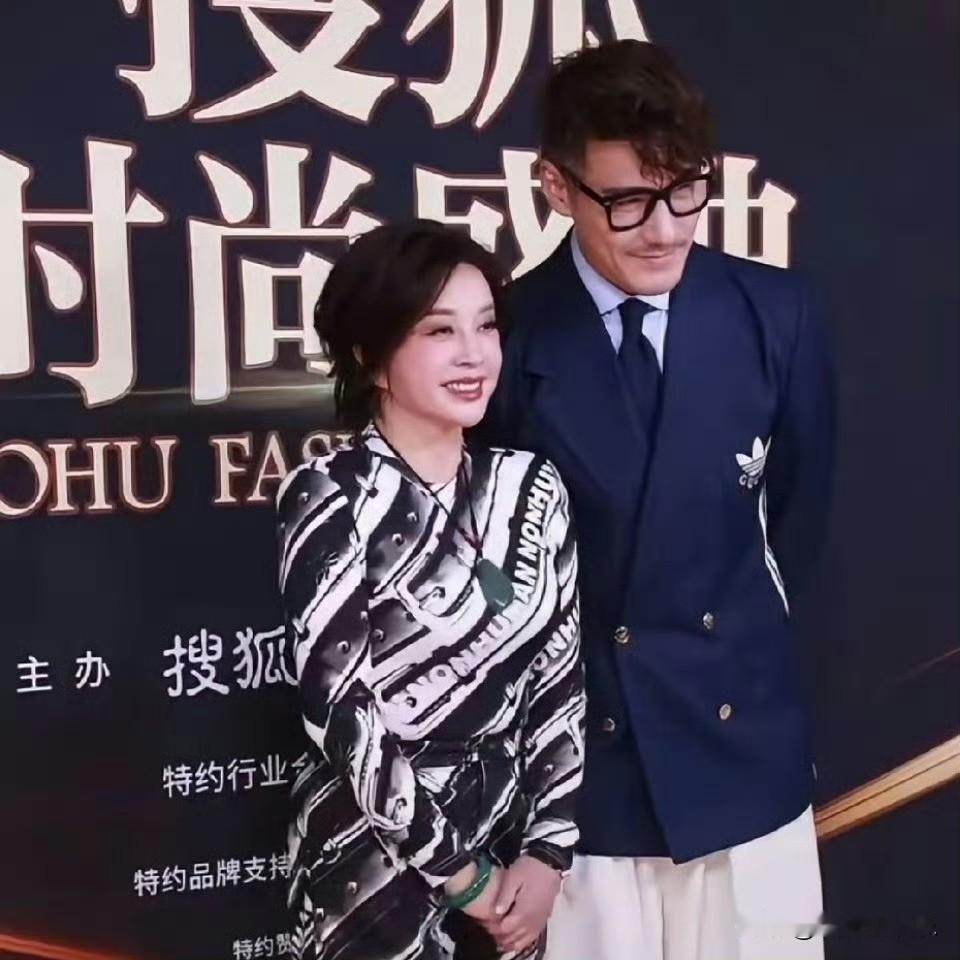 刘晓庆75岁的红毯状态，简直惊艳全家！她和54岁的胡兵同框走红毯，俩人真是实打实