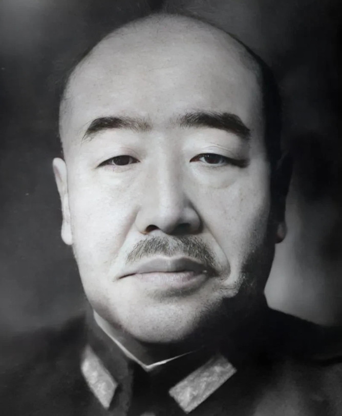 1938年，年近六旬的庞炳勋率部与日军血战，部队濒临绝境之际，一名军需兵猛然冲进