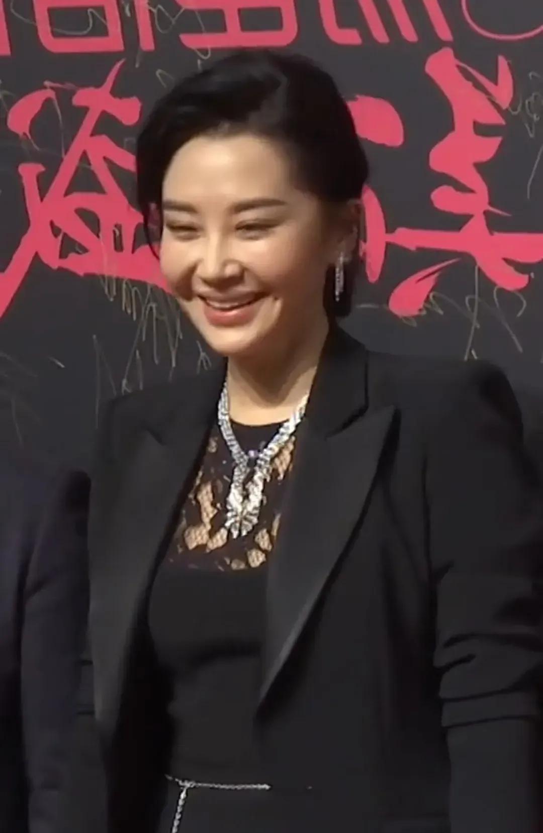 女神许晴的变化真的好大，她看起来不如以前自然了，她的脸竟然也有了一种僵硬的感觉。