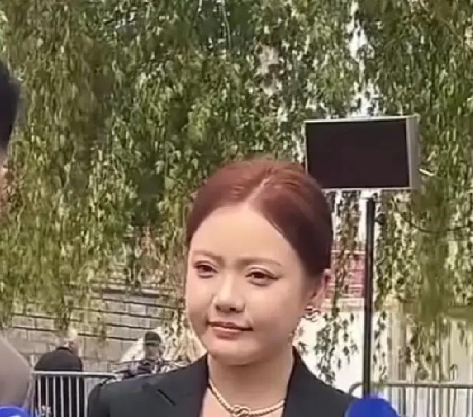 蛋蛋突然停播，辛选直播间也找不到她影子。网传她私下谈好下家，连交接都不配合，还