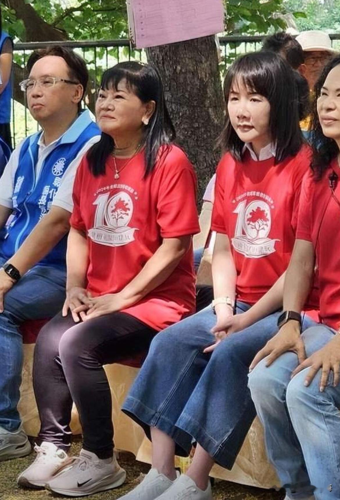 谢衣凤魏平政同框，中间却隔了一个人。正常情况下，一个是国民党彰化县长参选人，