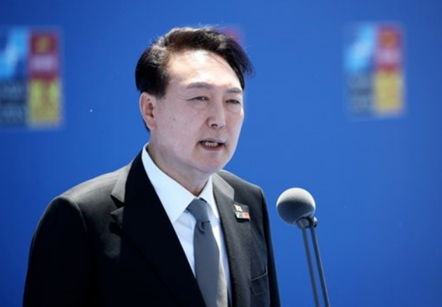 韩联社报道，韩国前总统尹锡悦6月28日上午到首尔高等检察厅，接受特别检察官的当面