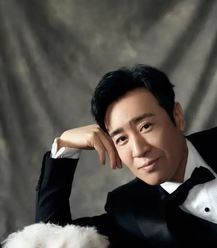 他亲手把房产证拍在八个兄弟姐妹面前，每套都是他血汗钱买的，但最该谢的不是他们，是