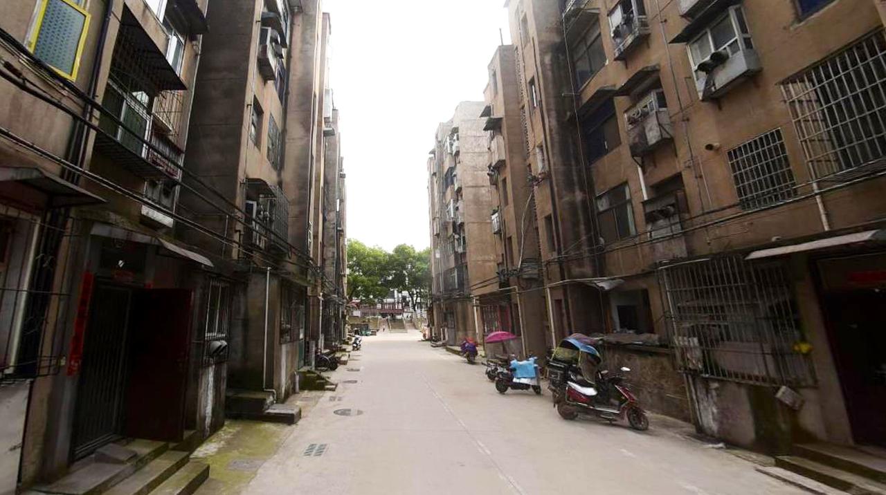 老破小被疯抢的真相：不是它逆袭了，是彩票作废了。最近刷朋友圈，中介们跟打了鸡血