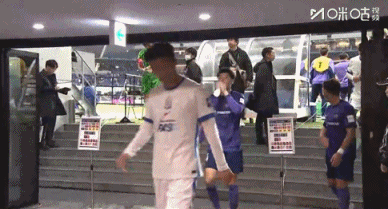 广岛三箭球员阿尔斯兰居然在半场结束的球员通道里拦住高天意，故意用手拉住高天意，意