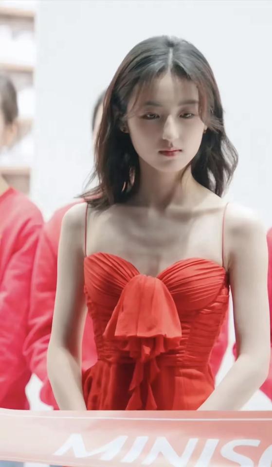 国民妹妹张子枫，美到窒息