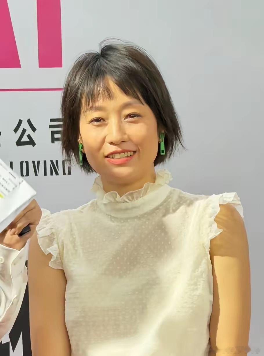 好想给马伊琍介绍一个发型师，上海那么时尚的地方，为何总挑不到合适她的发型呢？