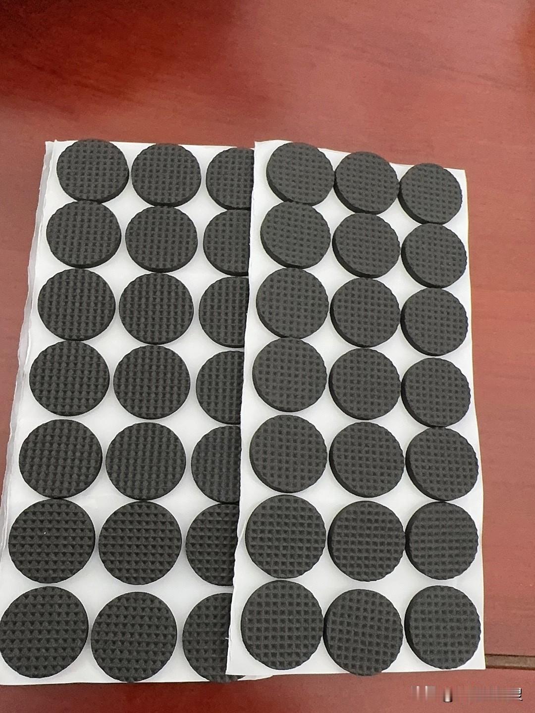 你家摇椅底下垫垫嘛？摇椅下面挨地的弧形应该垫个垫，不然的话跟下面的地板砖或者是