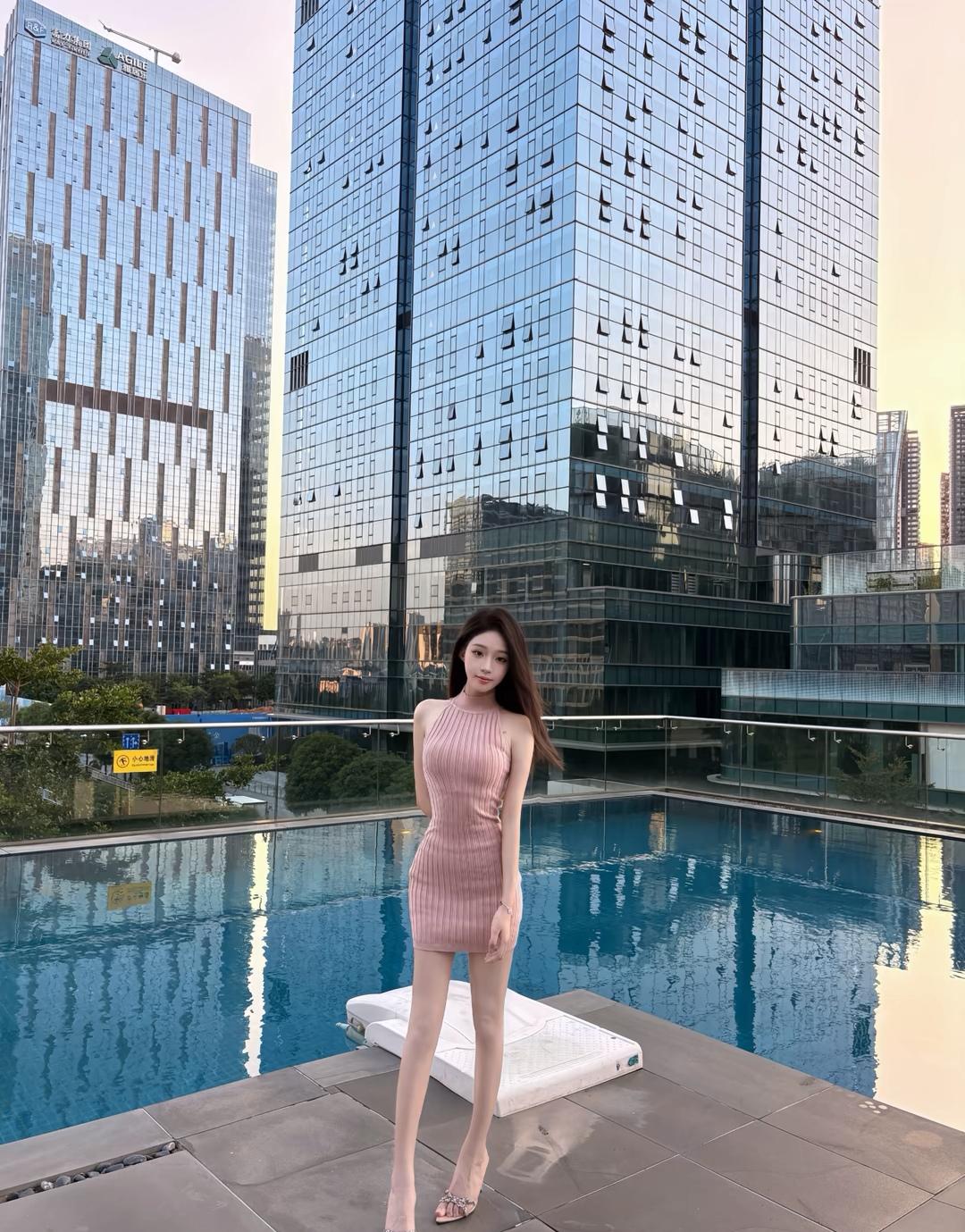 都市天际线下的优雅泳池时光🏙️💃✨