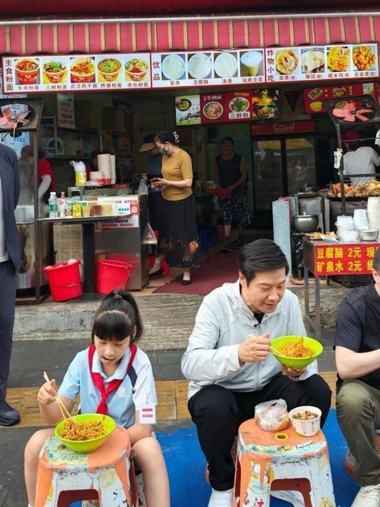 这个吃面的小女孩一定不知道他是雷军