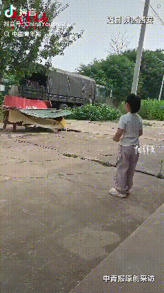 中国青年报，2026年8月18日报道，陕西西安，一个7岁的小女孩，看到家门口路过