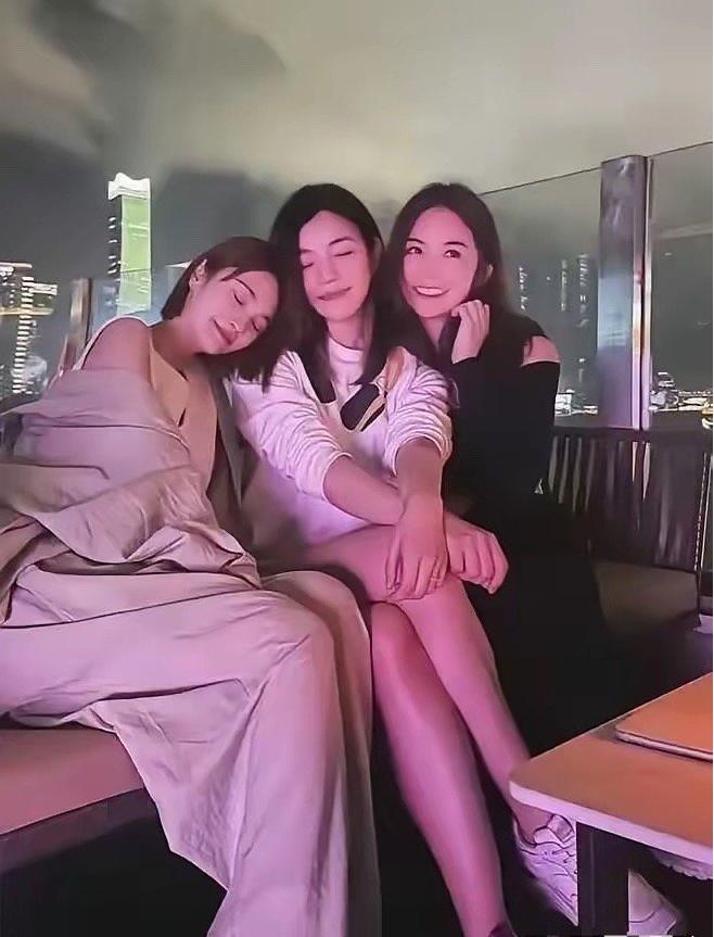 原来她们三个是好闺蜜，李荣浩要守住爱情啊！蔡卓妍离了，陈妍希离了，杨丞琳结婚不生