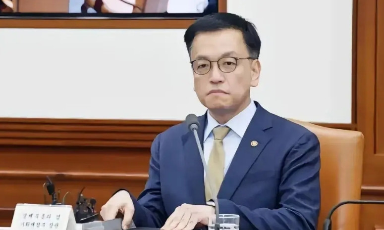 韩国代总统崔相穆已经彻底摆烂，坐等交出烫手的总统宝座。客观地说，崔相穆上任之初确