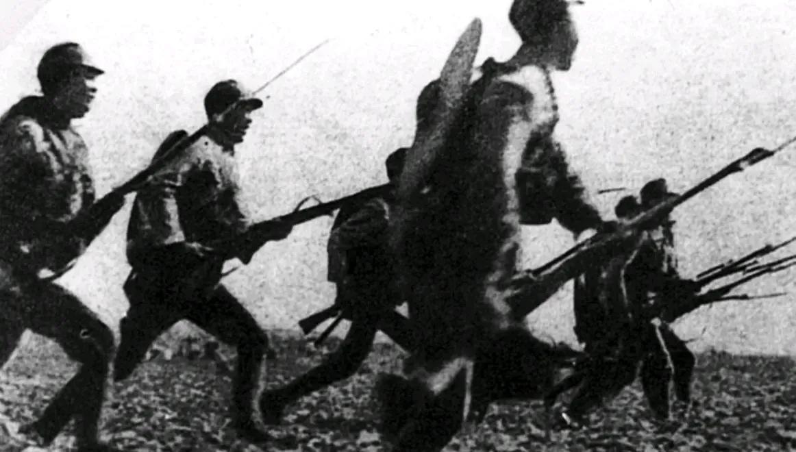 1940年抗战时，马辉之带队刚进村，就陷入敌人四面埋伏的包围之中。敌人的攻击十分