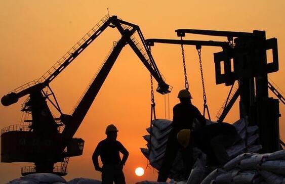 别问中国韧性在哪，看看身边就知道！大爷大妈扛着菜篮子把日子过红火，打工人加班完还