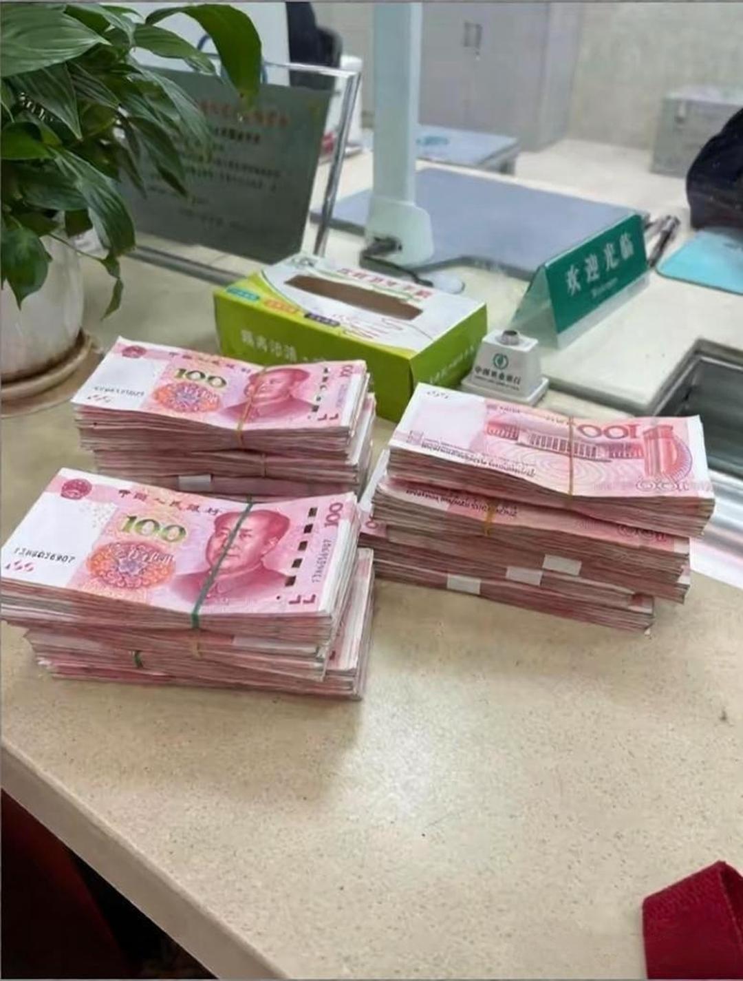 终于知道同事怎么存钱的了，我跟他一起进的公司，工资都是8500，工作三年他存了2