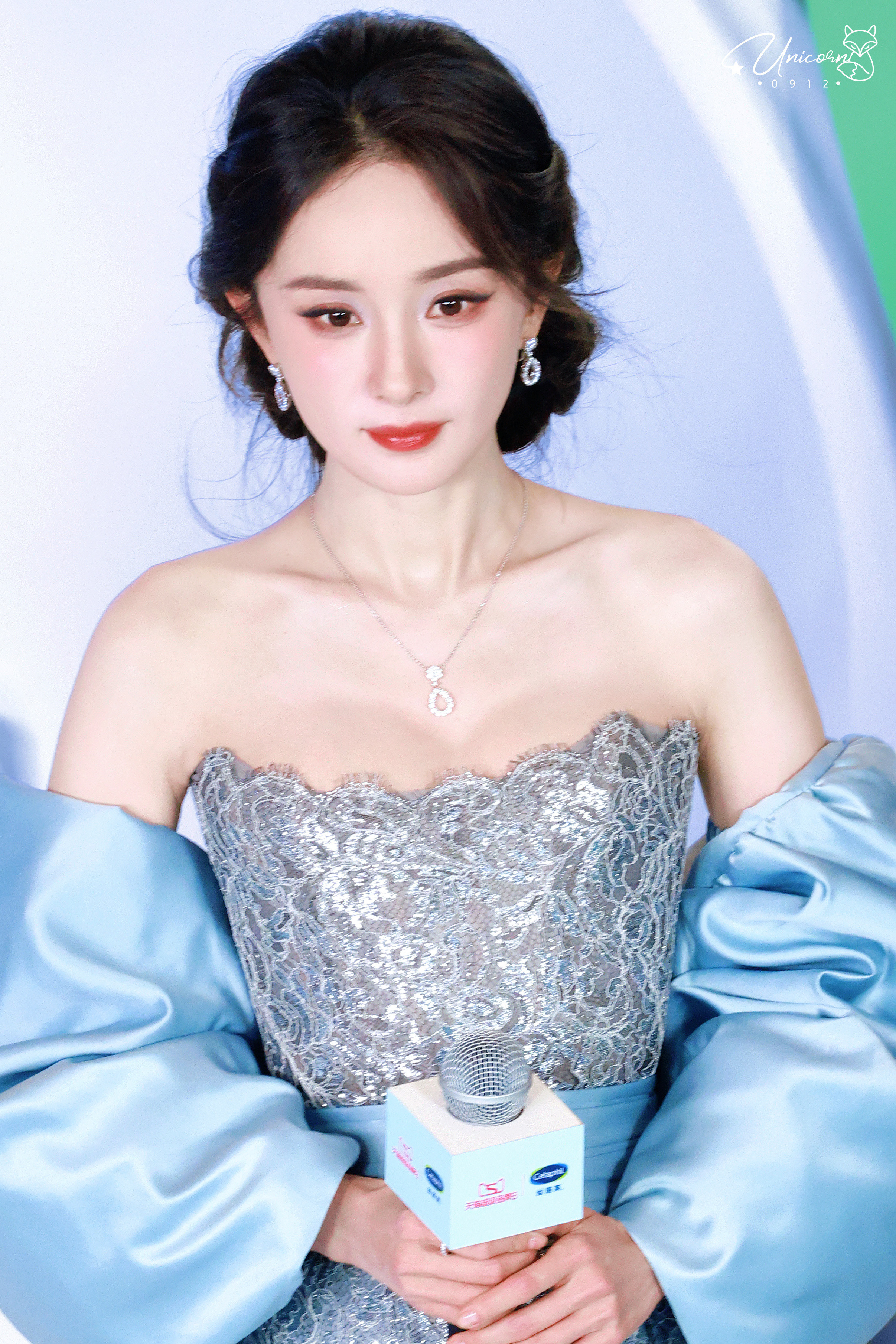 杨幂🦄杨幂蓝色镂空裙美神降临了❄️杨幂丝塔芙亚太区品牌代言人