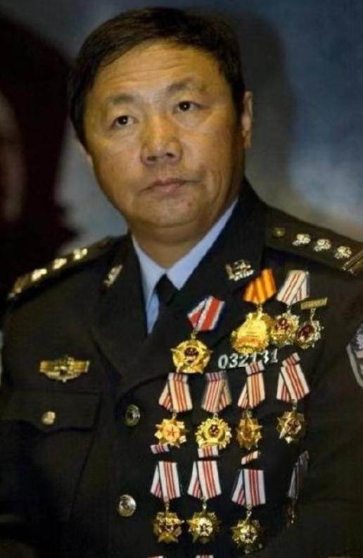 2003年，齐齐哈尔的一家酒店里，发现了11枚定时炸弹，爆破专家于尚清迅速赶到现