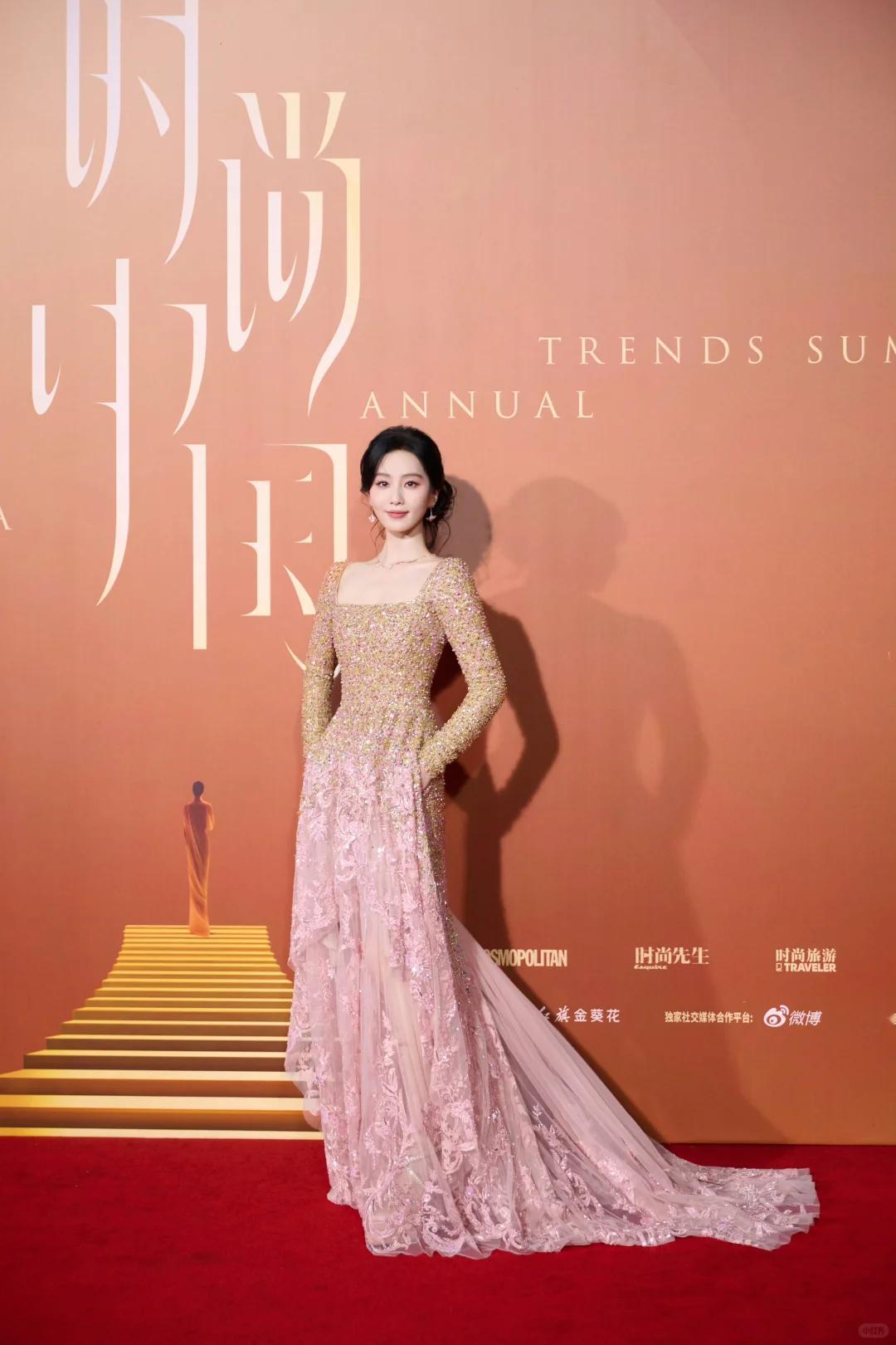 刘诗诗头戴非遗绒花高雅动人美到失语！北京籍女星刘诗诗用非遗绒花炸场红毯，东方美学