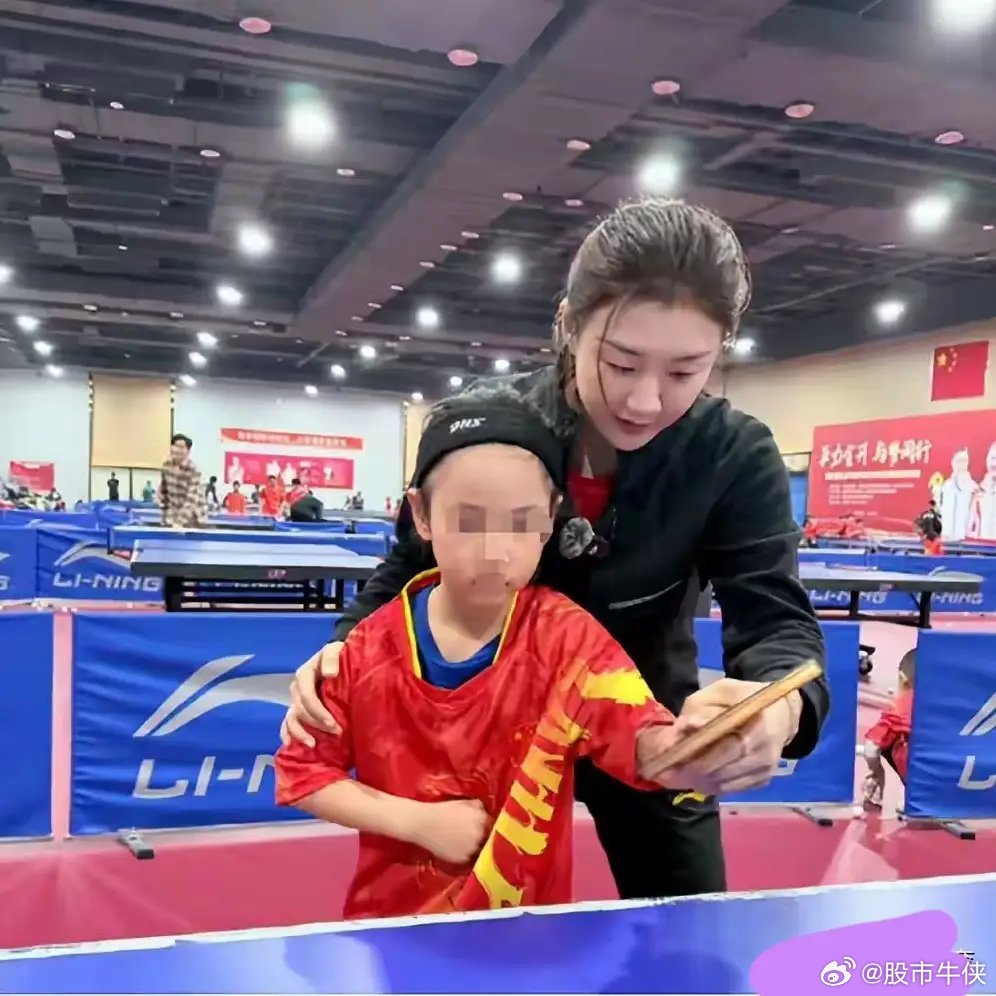 陈梦教小孩子打球也被喷，黑子们没有底线。再怎么说，培养孩子打球，参加体育运动，锻