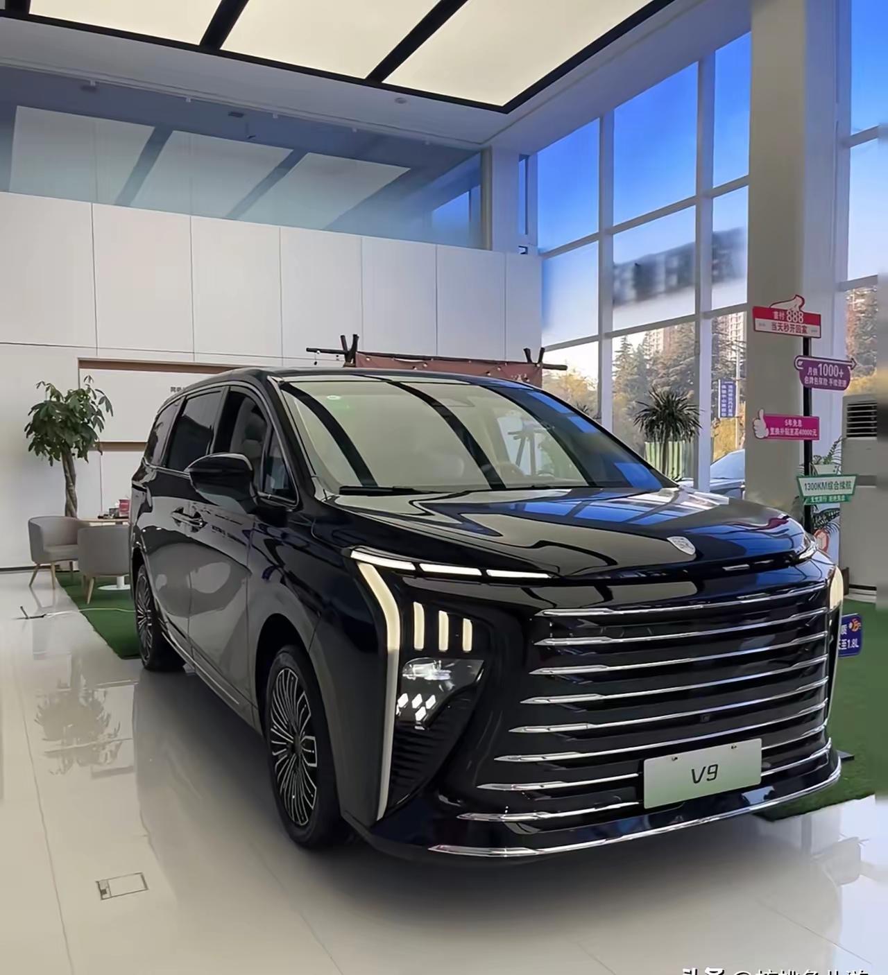 邻居家今年添了二胎后一直想换车，昨天恰逢周末，便一同前往通州车行看车。刚踏