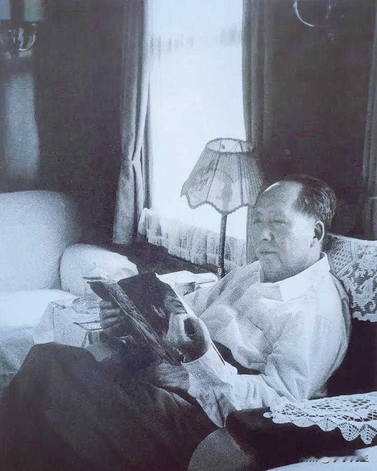 在《红楼梦》的阅读与研究方面，毛主席始终坚持运用历史唯物主义的观点与方法，着重剖