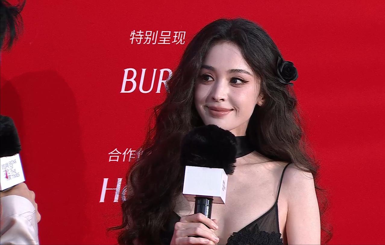 戏烂过，但人从没丑过的娜扎。又来杀死红毯比赛了！她一出场，围观群众都不由自主