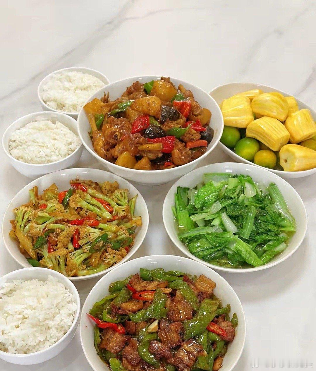 我婆婆帮我带孩子6年了，我发现她有个习惯，我一直搞不懂为啥。我们家每个人吃饭都有