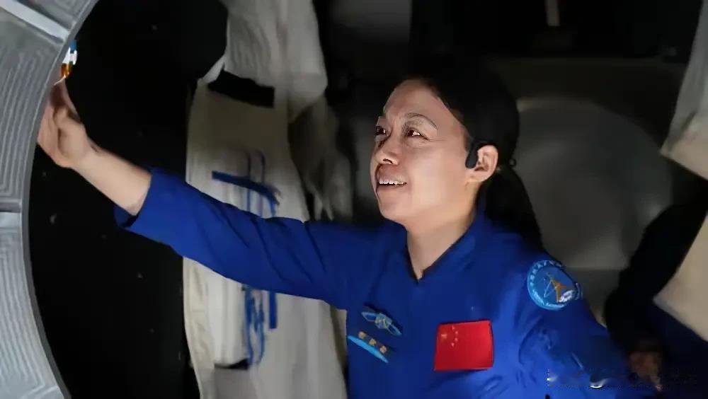 香港第一位女航天员黎家盈说，我跟我小女儿特别的亲，他之前就问我，怎么不是爸爸去训