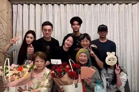 母亲节大S妈妈晒出了一家人的合照，照片中黄妈妈坐在中间，小女儿小S站在她身后，照